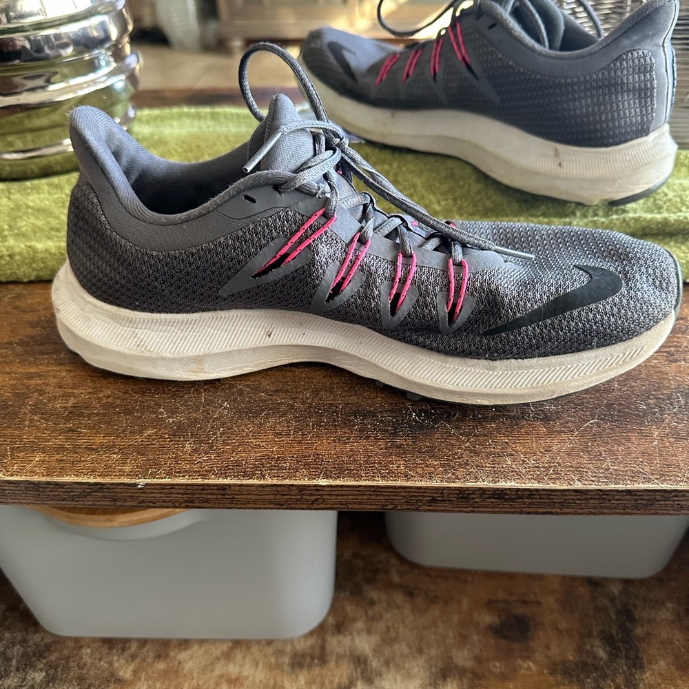 Nike Women Sz 8 Quest 2‎ AA7412-003 Gray & Pink Athletic Running Shoes Sneakers - Picture 2 of 12